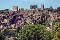 Cotignac, Felsenhuser und Ruinen
