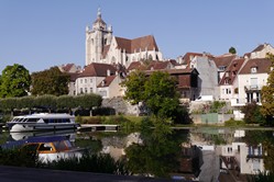 Dole, Doubs mit Booten und Kathedrale