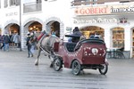 La Clusaz, Pferdekutsche im Ort