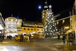 Megve Zentrum bei Nacht mit Kutsche